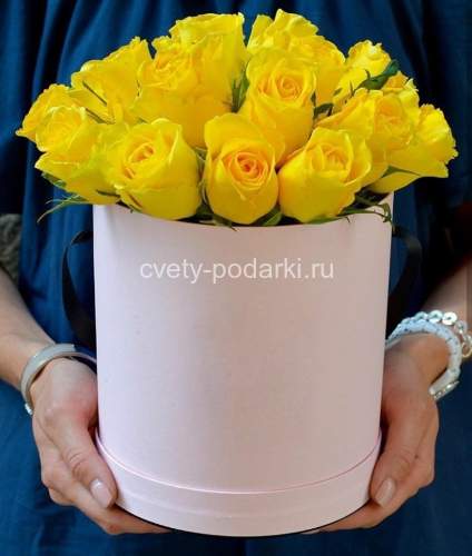 Голландские жёлтые розы в коробке  