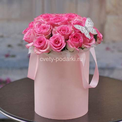 Розовые розы с бабочкой в коробке (25 шт.)  