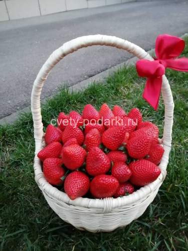 Корзина с клубникой «Ягодка моя»  